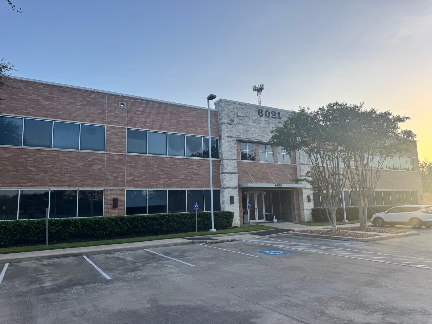 The building at 6021 Fairmont Pkwy, Pasadena — Peak Performance is in Suite 250